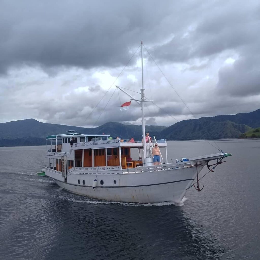 Sailing Komodo 2D1N (Live on Board)