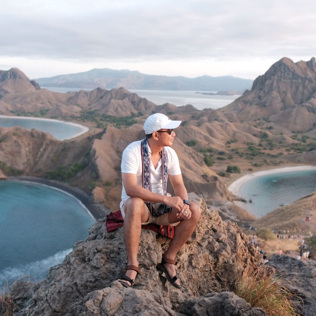 Melihat pemandangan pulau padar