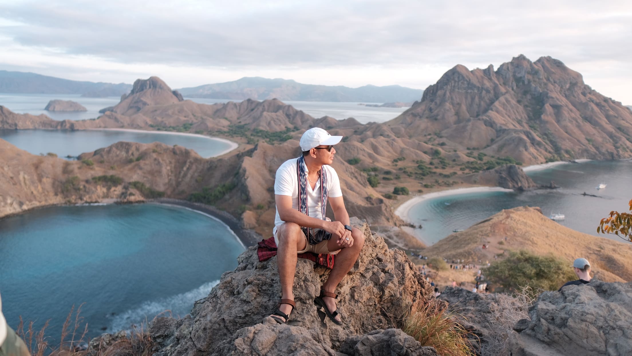 Melihat pemandangan pulau padar