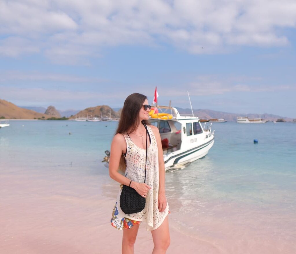 Menikmati Keseruan di Pink Beach